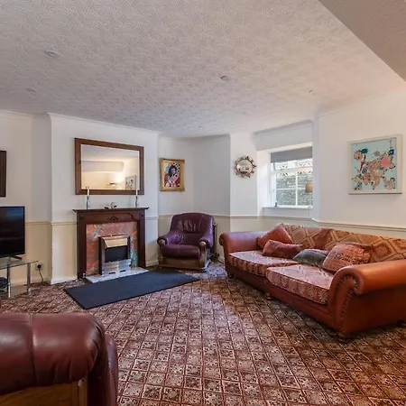 No 4 House 8 Adult And 2 Children